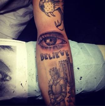 Justin Bieber gets tattoo of  His Mothers Eye