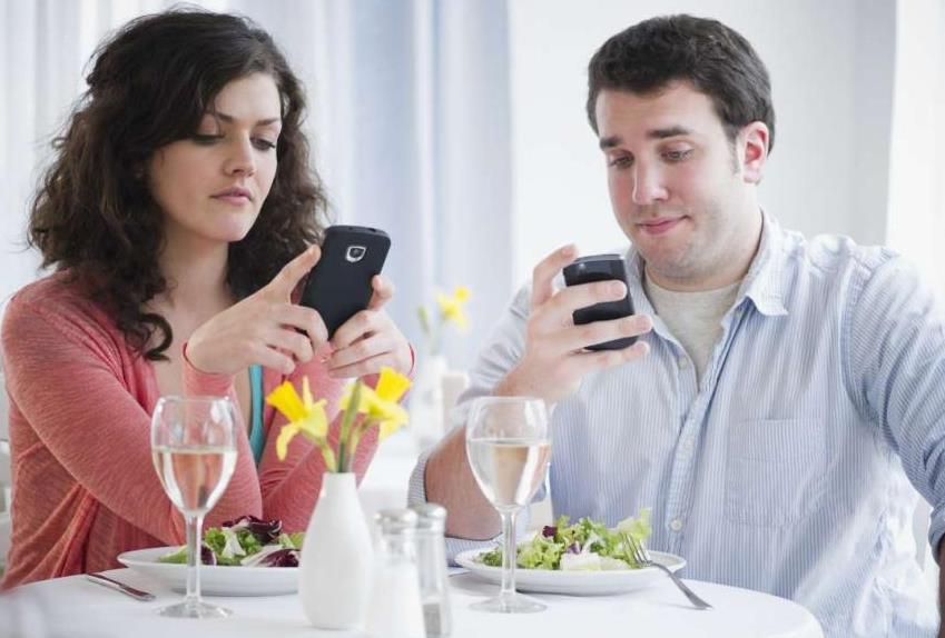 Reasons Why Cell Phone Hurt Your Interpersonal Relationship And How To Turn It Around