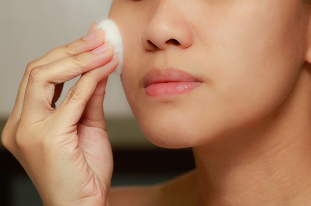 5 Beauty Hacks You Can Do With Face Cleansing Wipes