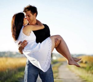4 Romantic Moves That Will Make Her Fall In Love With You 