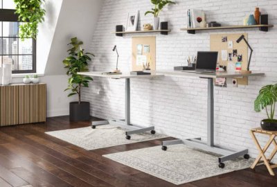 desk that allows you to sit and stand